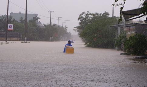 B&#227;o số 15 suy yếu th&#224;nh &#225;p thấp nhiệt đới, miền Trung hứng đợt mưa lớn