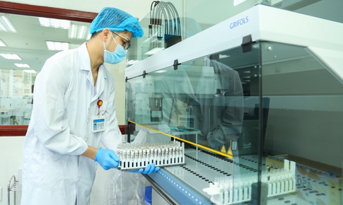 Đằng sau một đơn vị m&#225;u l&#224; cả cuộc chiến ph&#242;ng, chống HIV của những con người thầm lặng