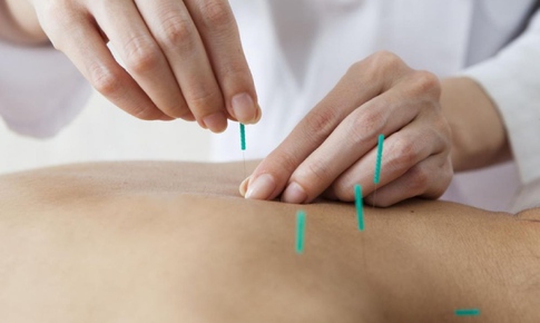 Ứng ph&#243; với đau xương khớp m&#249;a lạnh bằng Y học cổ truyền