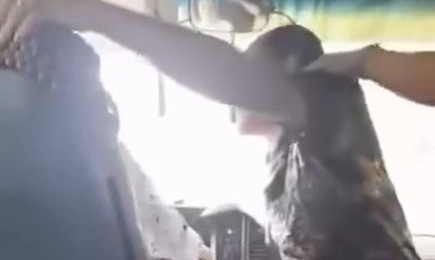 T&#224;i xế xe bu&#253;t bị h&#224;nh kh&#225;ch tấn c&#244;ng ngay l&#250;c đang chạy tr&#234;n quốc lộ