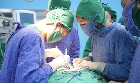 Chủ quan kh&#244;ng t&#225;i kh&#225;m định kỳ, thanh ni&#234;n mắc u tuyến gi&#225;p x&#226;m lấn, di căn