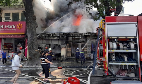 Ch&#225;y k&#232;m tiếng nổ tr&#234;n phố L&#242; Đ&#250;c, một phụ nữ bị thương