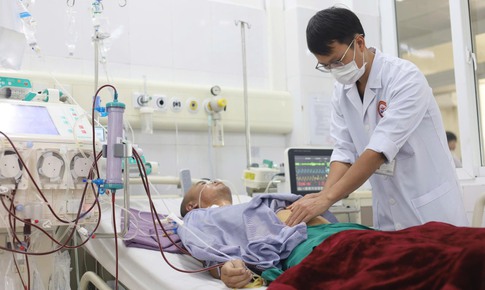 Uống nửa l&#237;t rượu mỗi ng&#224;y, người đ&#224;n &#244;ng bị vi&#234;m tụy cấp, lọc m&#225;u