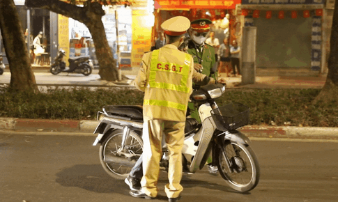 Người đ&#224;n &#244;ng c&#243; cồn vượt khung &#39;lu&#244;n miệng&#39; nhận sai nhưng tranh c&#227;i nửa giờ kh&#244;ng k&#253; bi&#234;n bản