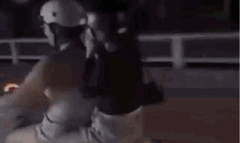 Clip c&#244; g&#225;i l&#225;i xe m&#225;y bu&#244;ng 2 tay, v&#225;i lạy người đi đường