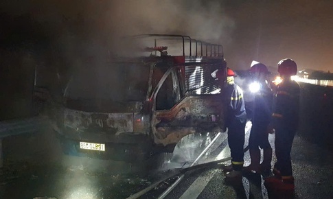 Xe tải bốc ch&#225;y ng&#249;n ngụt tr&#234;n cao tốc Phan Thiết - Dầu Gi&#226;y