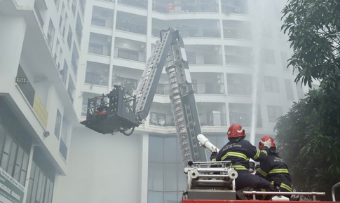 N&#237;n thở xem cứu người mắc kẹt tầng cao trong vụ ch&#225;y giả định tại chung cư H&#224; Nội