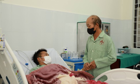 Hiến thận cứu con trai, người cha ở Lào Cai làm nên điều kỳ diệu
