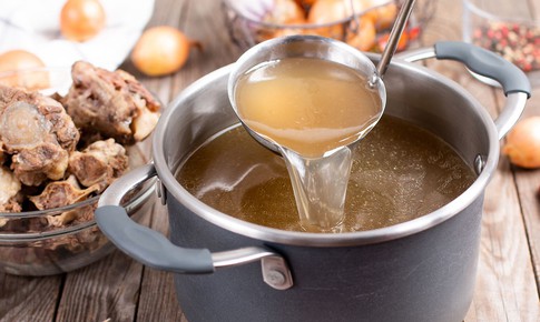 Nước hầm xương có thực sự giàu collagen và tốt như lời đồn?