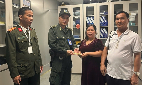 Nữ hành khách vui mừng nhận lại lắc vàng bỏ quên tại sân bay Phú Bài