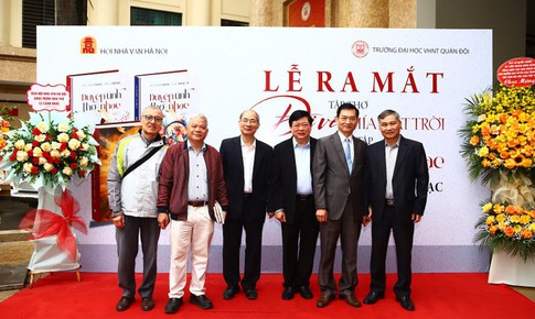 'Đi về phía mặt trời' của nhà thơ Lê Cảnh Nhạc hai lần được Hội Nhà văn Hà Nội xét tặng giải thưởng