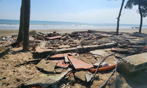 Đầu tư 2,5 tỷ đồng 'vá' tuyến kè biển Sầm Sơn