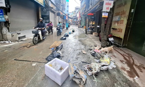 Người dân khốn khổ vì nước cống tràn lên mặt đường Triều Khúc