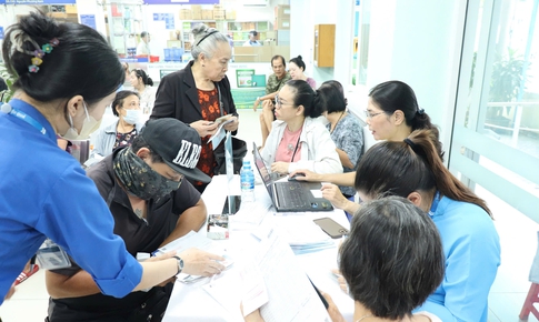 Bệnh viện Y học cổ truyền TPHCM tặng thẻ BHYT cho người cao tuổi, khó khăn