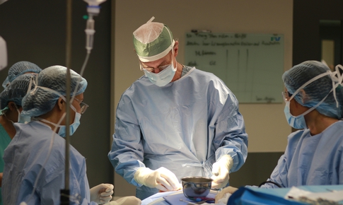 Phẫu thuật thu nhỏ chiếc lưỡi khổng lồ giúp cậu bé 9 tuổi tìm lại nụ cười