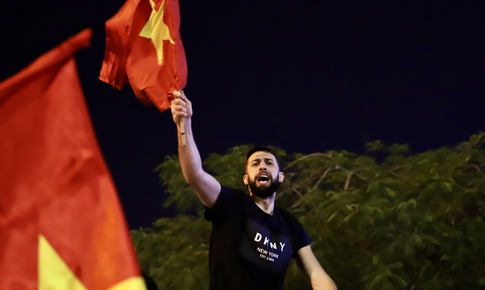 Nhìn lại những hình ảnh đẹp trong đêm người dân Hà Nội mừng tuyển U22 Việt Nam vô địch SEA Games