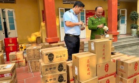 Kiểm tra địa điểm kinh doanh, bất ngờ phát hiện hơn 2000 chai rượu nghi nhập lậu