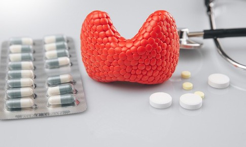 Sau phẫu thuật ung thư tuyến giáp bệnh nhân cần uống thuốc như thế nào?