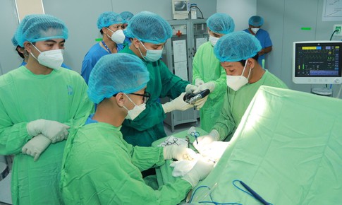 B&#225;c sĩ V&#245; Th&#225;i Trung, BVĐK B&#236;nh Dương kể về ca gh&#233;p tạm b&#224;n tay v&#224;o ch&#226;n hiếm gặp, cứu mẹ v&#224; hai thai nhi