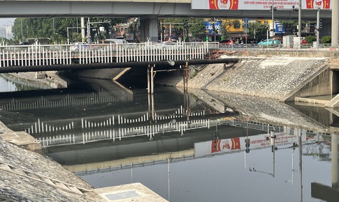 Nước s&#244;ng T&#244; Lịch bất ngờ chuyển m&#224;u đen đặc