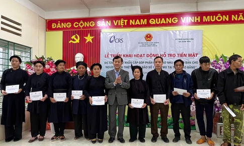 Cấp phát tiền mặt hỗ trợ người dân tỉnh Cao Bằng sau thiên tai