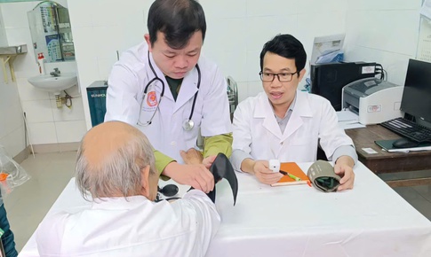 600 người dân Huế được bác sĩ quân y khám, tư vấn sức khỏe miễn phí