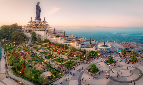 Vé cáp treo lên núi Bà Đen chỉ 200.000 đồng trong tháng cuối năm