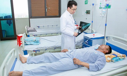 Đau bụng kéo dài, người đàn ông phát hiện ung thư dạ dày kèm dị tật ruột hiếm