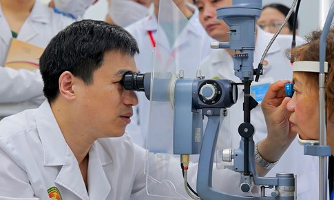 Đại tá, PGS.TS Nguyễn Đình Ngân: Tầm soát nhãn khoa từ cộng đồng - 'Phòng tuyến' đầu tiên chống mù lòa