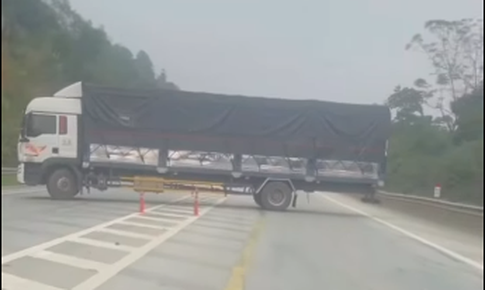 Xe tải quay đầu trên cao tốc Nội Bài – Lào Cai, tài xế bị phạt 35 triệu đồng