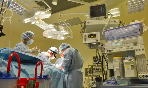 Ba cuộc phẫu thuật giành lại sự sống cho cụ bà 88 tuổi mắc căn bệnh hiếm gặp