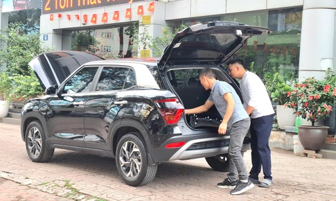 Đề xuất giảm 6 triệu tiền phí cấp biển ô tô: Người mua mừng, người bán đợi