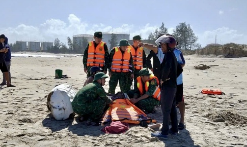 Ứng cứu ngư dân gãy 2 chân khi tàu cá gặp nạn trên biển