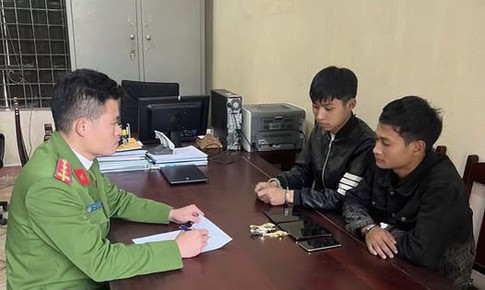 Chui qua lỗ thông gió vào cửa hàng, 2 thanh niên trộm 11 điện thoại và 5 đồng hồ