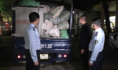 Xe tải chở hơn 3 tấn xương lợn bốc mùi bị chặn lại ở Ninh Bình