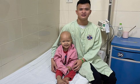 Con trai 3 tuổi bị ung thư, người cha đơn thân nghèo khó mong sự giúp đỡ từ cộng đồng