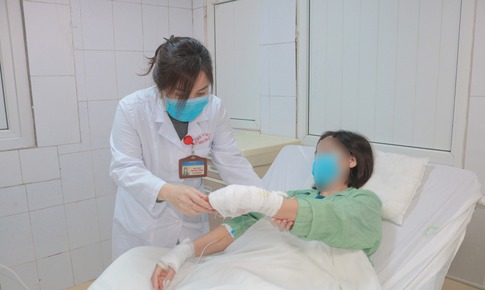 Dùng hóa chất xử trí tắc, bồn cầu phát nổ, người phụ nữ phải nhập viện vì bị bỏng nặng