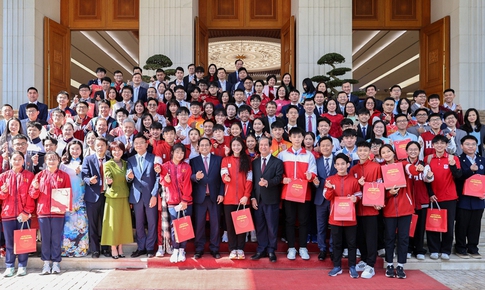 Thủ tướng biểu dương học sinh đoạt giải quốc tế, yêu cầu đột phá trong bồi dưỡng nhân tài trẻ