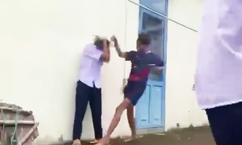 Phẫn nộ clip nữ sinh lớp 8 ở Đà Nẵng bị bạn đánh hội đồng