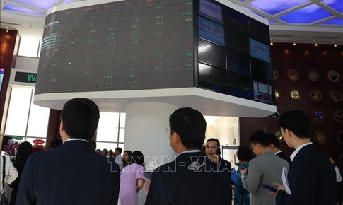 VN-Index vượt đỉnh rồi lao dốc, khối ngoại vẫn mua ròng tuần thứ hai liên tiếp