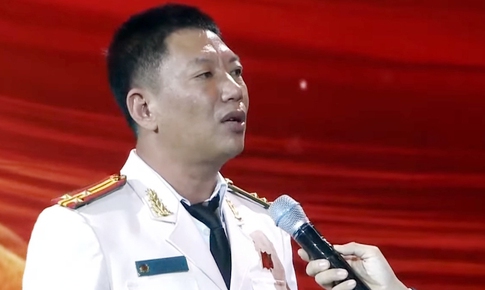 Câu chuyện lay động của trưởng công an xã bơi 2km trong đêm lũ dữ, góp phần cứu sống gần 500 người