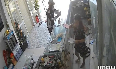 Video đối tượng vờ mua hàng để cướp iPhone 15 Pro Max