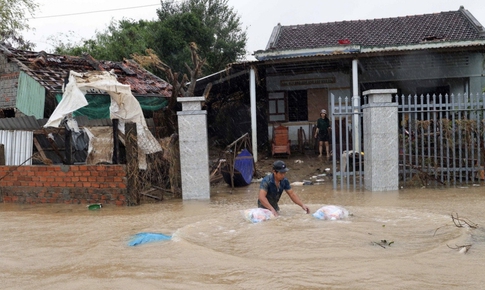 Tiếp nhận hàng viện trợ từ Ba Lan cho người dân bị thiên tai ở tỉnh Đắk Lắk