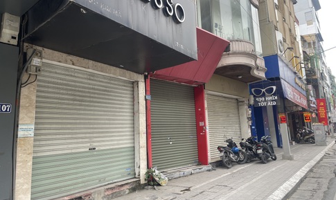 Hà Nội: Hàng loạt cửa hàng trên phố Kim Mã đóng cửa, trả mặt bằng dịp cuối năm