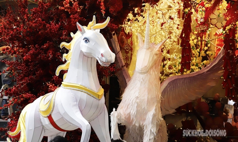 Linh vật ngựa 'phủ kín' phố Hàng Mã đón năm mới 2026