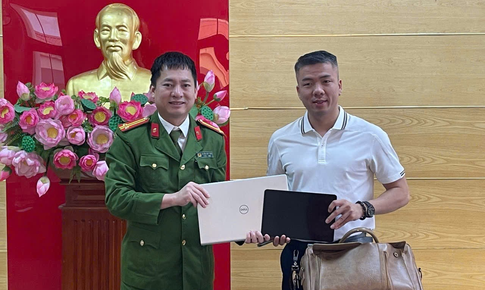 Gi&#225;m đốc c&#244;ng ty l&#224;m rơi nhiều t&#224;i sản, được C&#244;ng an phường tuần tra ph&#225;t hiện, trao trả