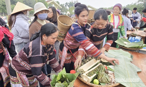 Mâm cỗ cuối năm thắt chặt tình đoàn kết các dân tộc