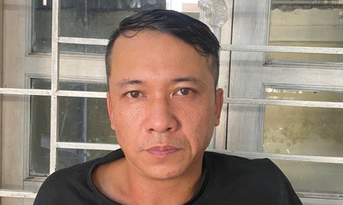 Bức xúc vì được mời đi nhậu nhưng người mời khất nợ chủ quán, vị khách đã đâm bạn mời