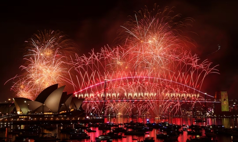 Pháo hoa thắp sáng các thành phố trên khắp Australia