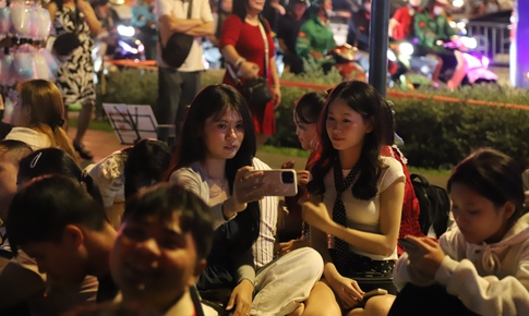 Biển người đổ về trung tâm TPHCM chờ xem pháo hoa chào năm mới 2026